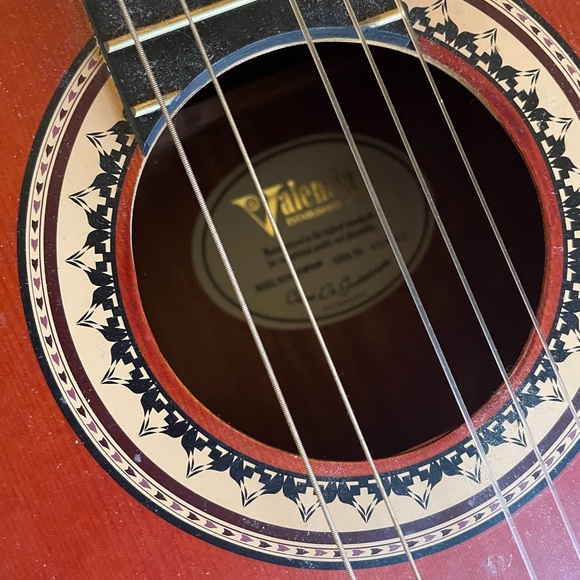 Valencia guitar that a 6 string three plastic and three metal strings. - Picture 3 of 6